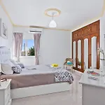 Vila Leonor By